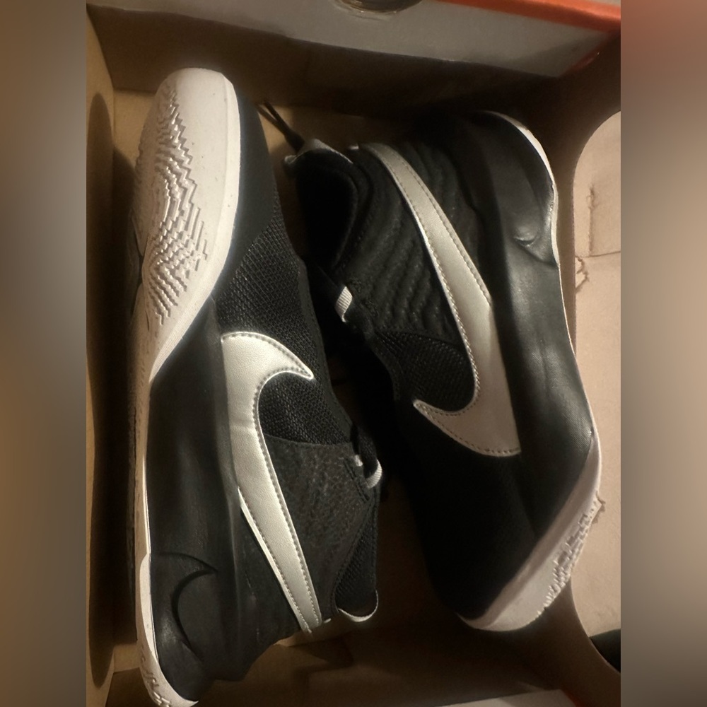 NIKE TEAM HUSTLE D 10 (GS) shoes
BLACK/METALLIC SILVER-Boys size 4Y, New